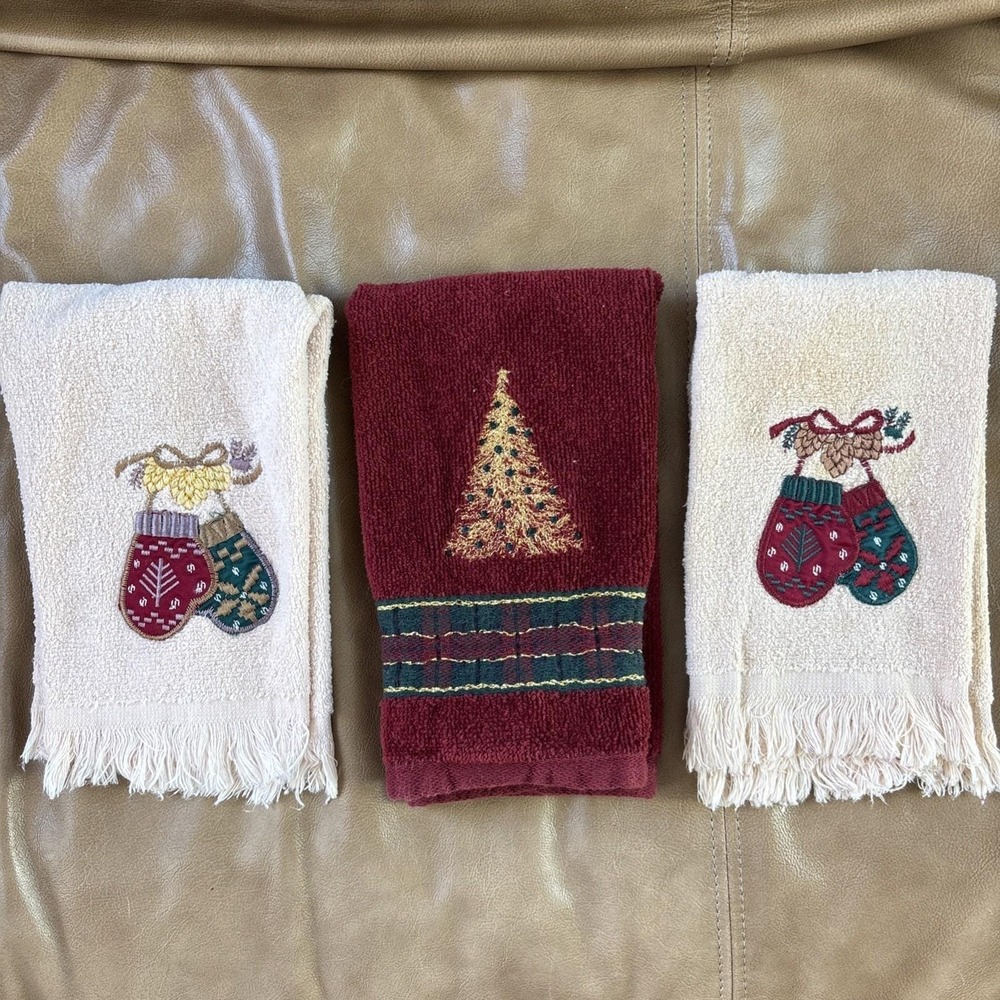 VTG Christmas Embroidered Fingertip Towels (3) Country Primitive Mittens Tree
